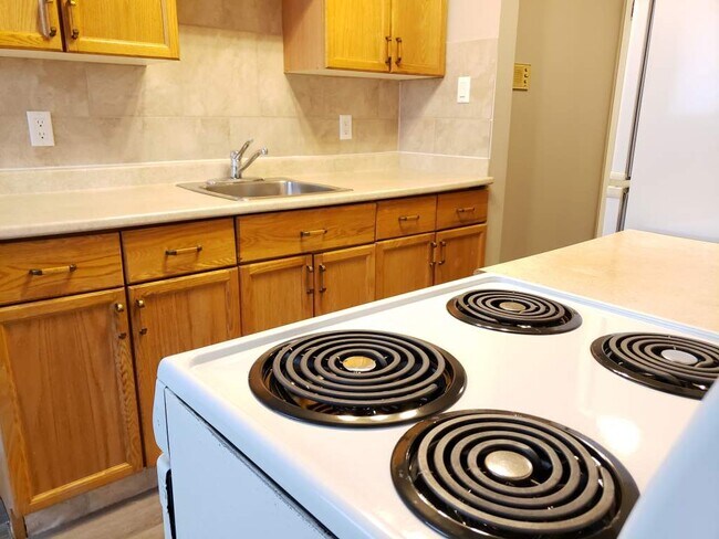 Building Photo - Flores Manor Apartments