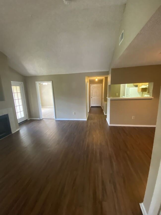 Building Photo - 2 BED 2 BATH MOVE IN NOW!!  TOP FLOOR $1,4...