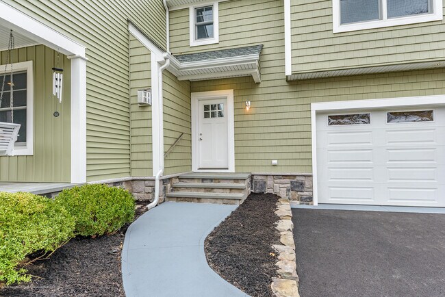 Building Photo - 28 Wallace Ave