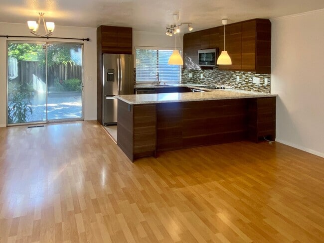 Building Photo - Beautifully Updated & Spacious 3 Bedroom 2...