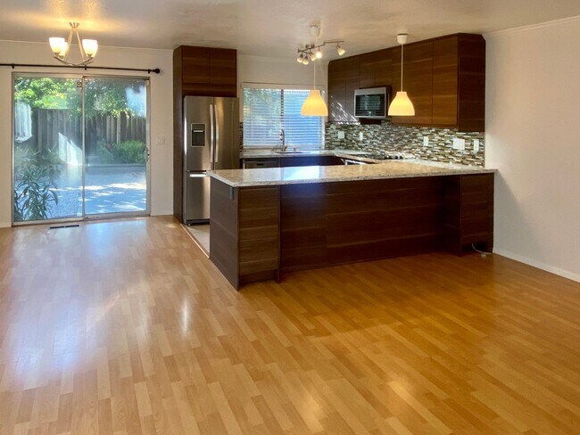Foto del edificio - Beautifully Updated & Spacious 3 Bedroom 2...