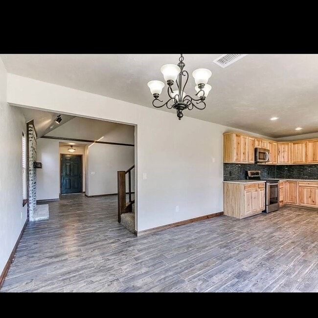 Foto del edificio - This Beautiful 2 story has all the updates, including granite, luxury vinyl plank, new cabinets ,...