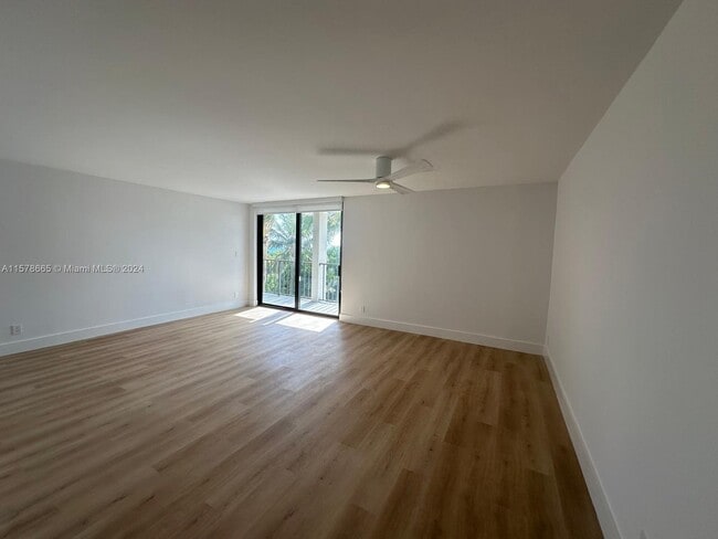 Building Photo - 2625 Collins Ave