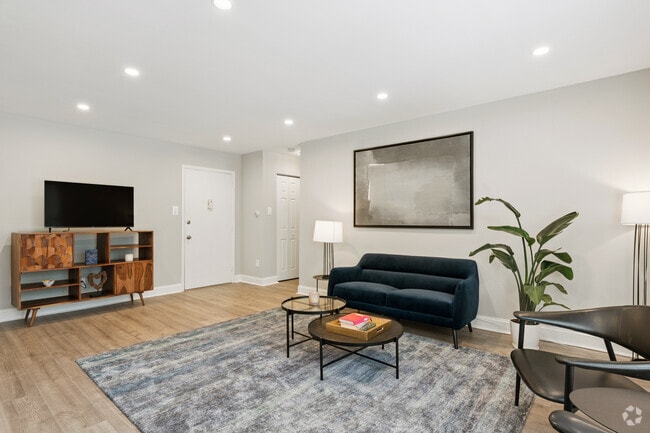 1BR, 1BA - 733SF - Living Room - Plymouth Gardens