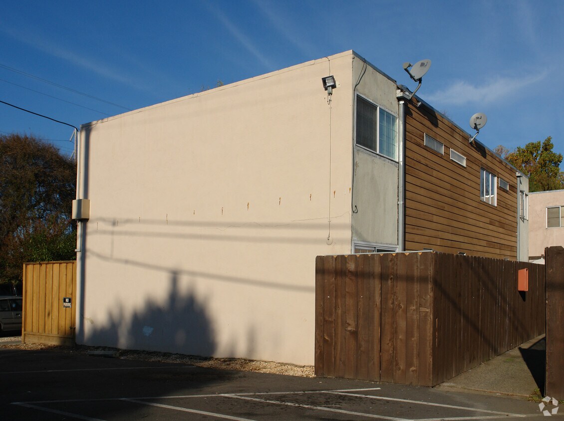 Building Photo - 1560 Pine St