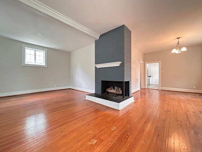 Foto del edificio - Charming 2-Bedroom Home -Close to Downtown...