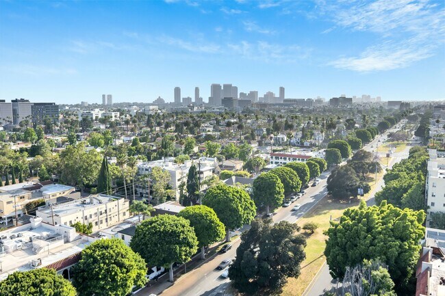 Foto del edificio - Burton Way Luxury Investments LLC-334 La Peer