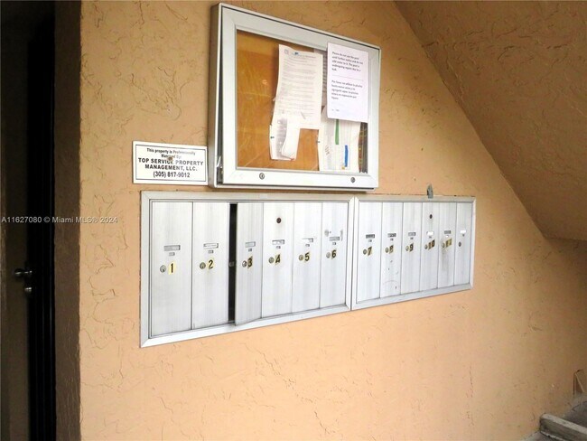 Building Photo - 441 Swallow Dr