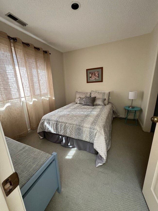 Building Photo - Furnished 2 BR 1 1/2 BA Townhouse Unit near Sky Lakes/Oregon Tech