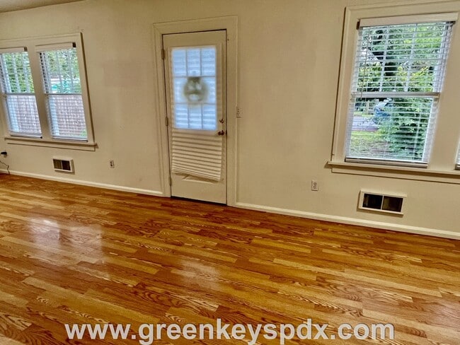 Foto del edificio - This 3-bedroom 1-bathroom house has a large front yard and a mostly fenced backyard.