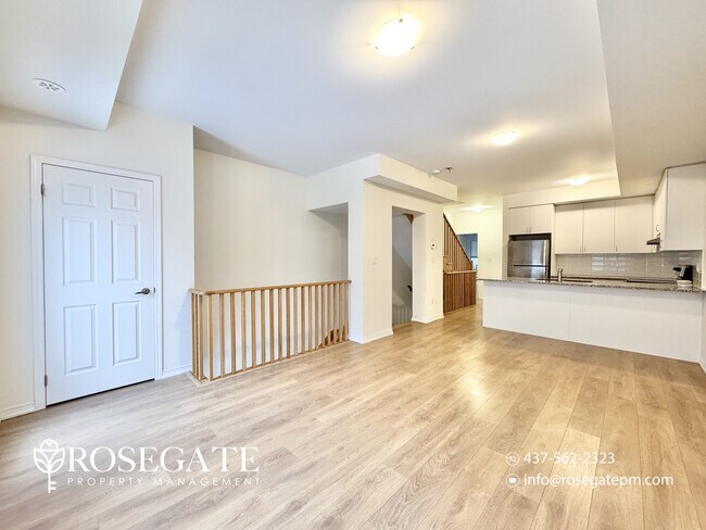 Building Photo - Massive 5-Bedroom + Den Townhouse with Garage & Deck in Oshawa