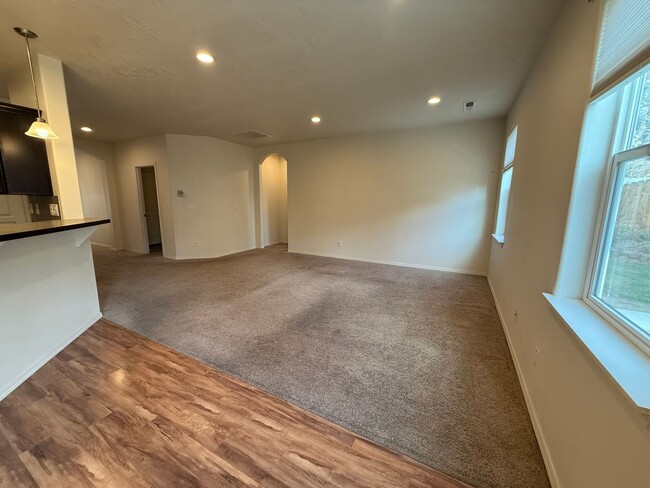 Building Photo - 3 Bed, 2 Bath Single Level Home in SE Bend...