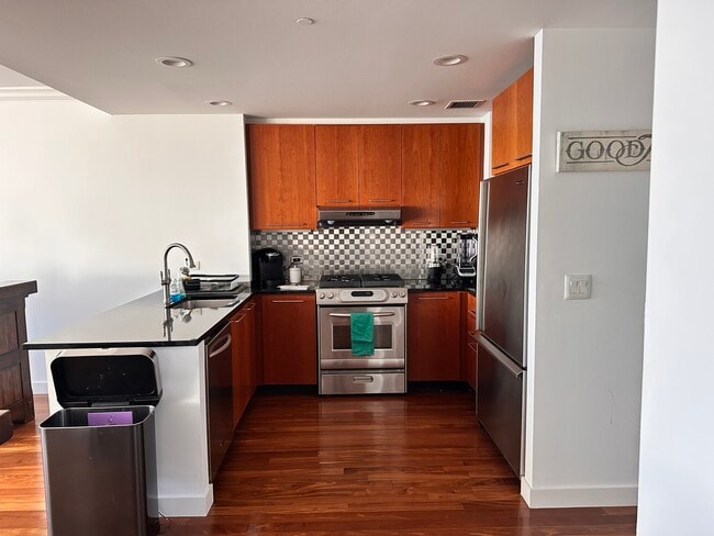 Building Photo - 25 Hudson St