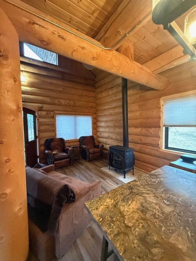 Foto del edificio - 1 bed, 1 bath Cabin with Acreage