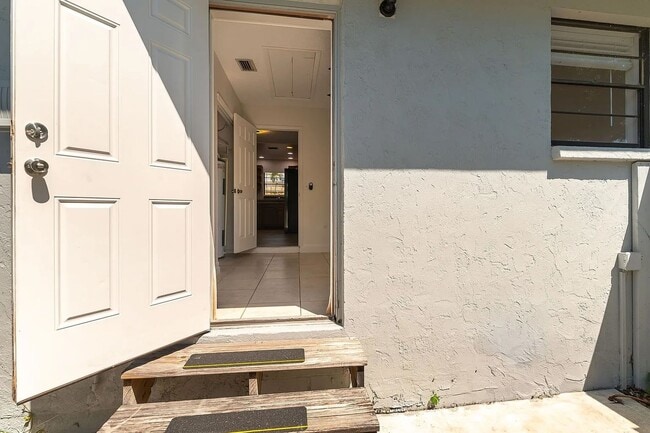 Building Photo - Pet Friendly - Sarasota 3 Bedroom Home