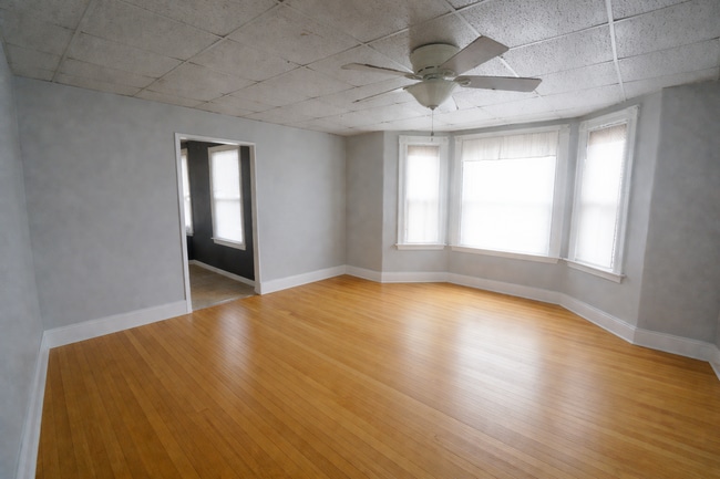 Comedor - 465 E High St