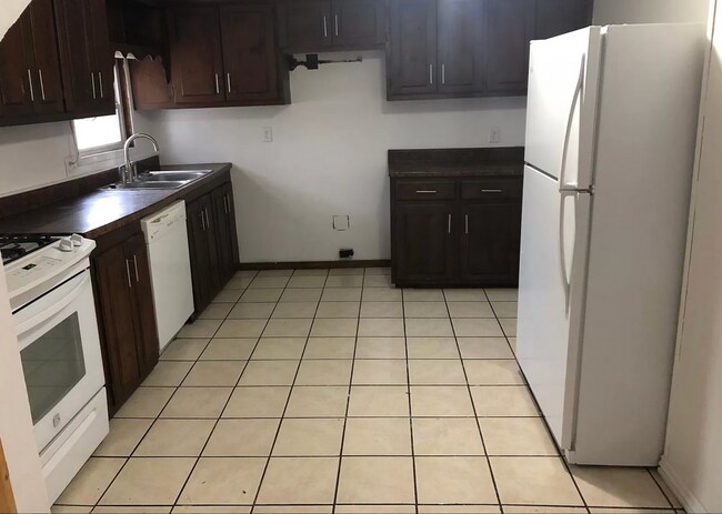 Foto del edificio - 3 Bedroom | 1 Bathroom Home | w/car port i...