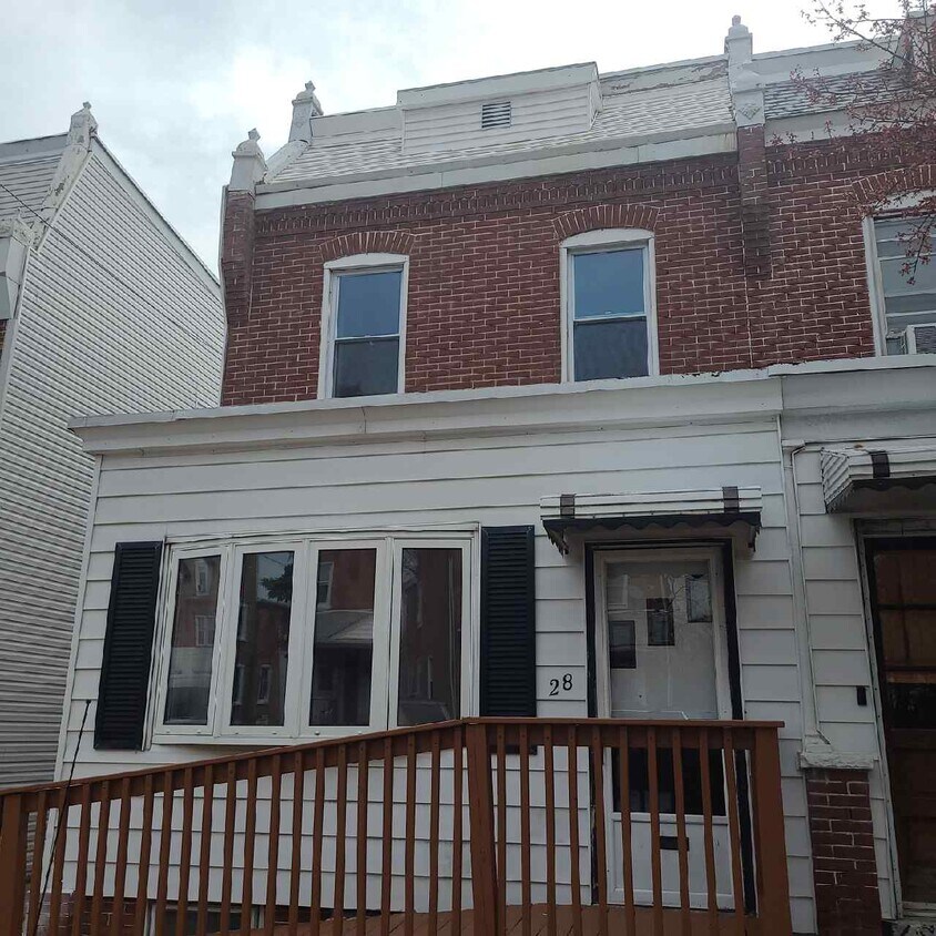 Primary Photo - 28 S Clayton St