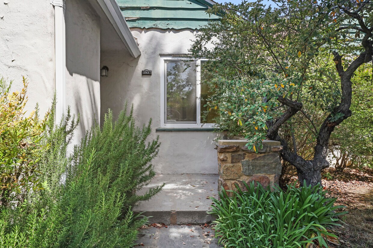 Entry - 241 W Knoles Way