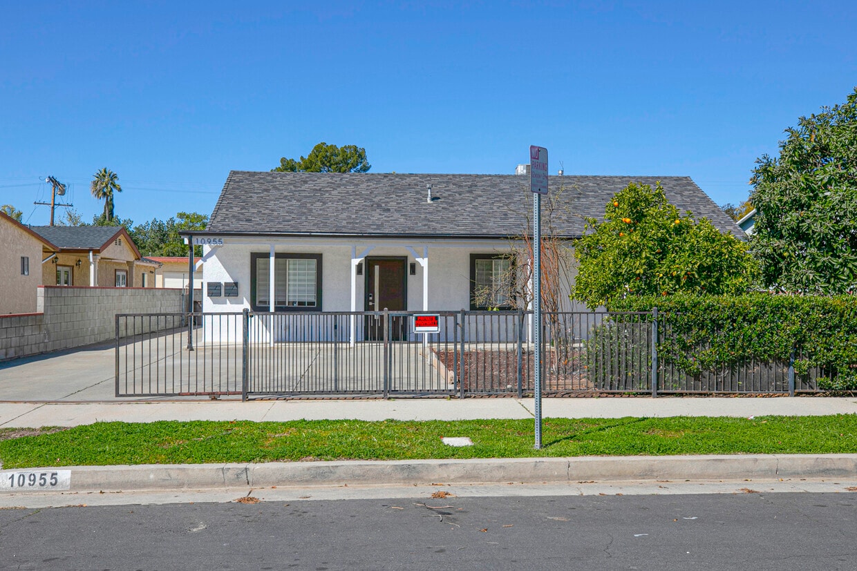 Primary Photo - 10955 Burnet Ave