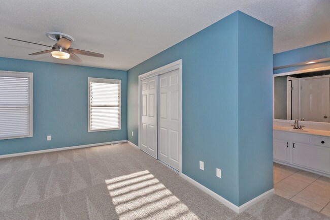 Habitación principal con 1 de 2 armarios - 11925 Centennial Park St