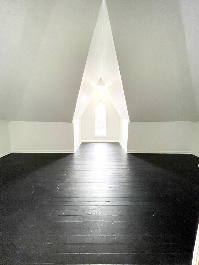 Dormitorio grande en el tercer nivel - 25 E Baltimore St