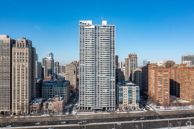 Foto del edificio - 1300 N Lake Shore Dr
