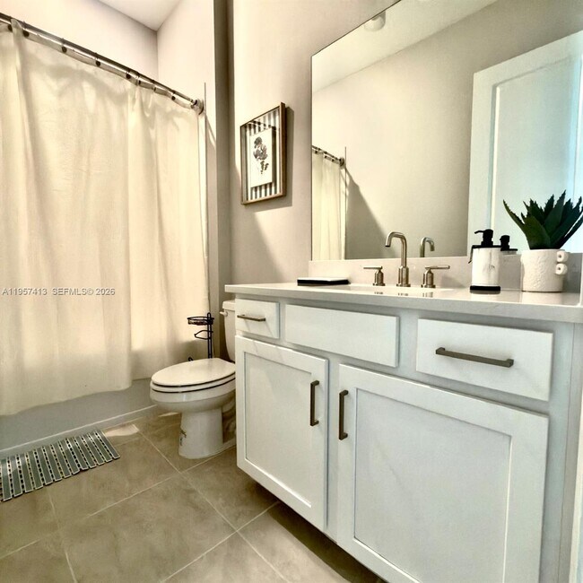 Foto del edificio - 15323 Lucerna St