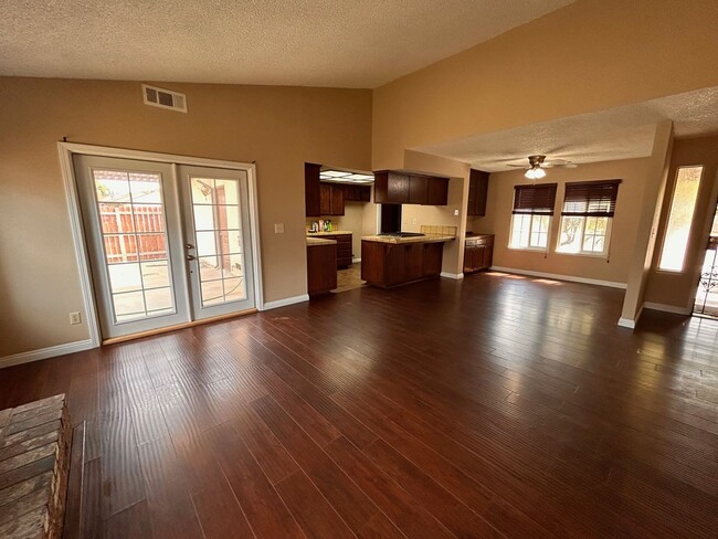 Building Photo - Cute home for rent in Tulare