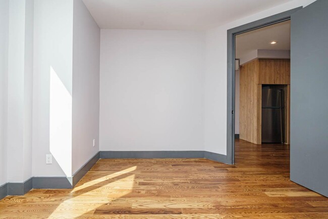 Foto del edificio - 1461 Gates Ave