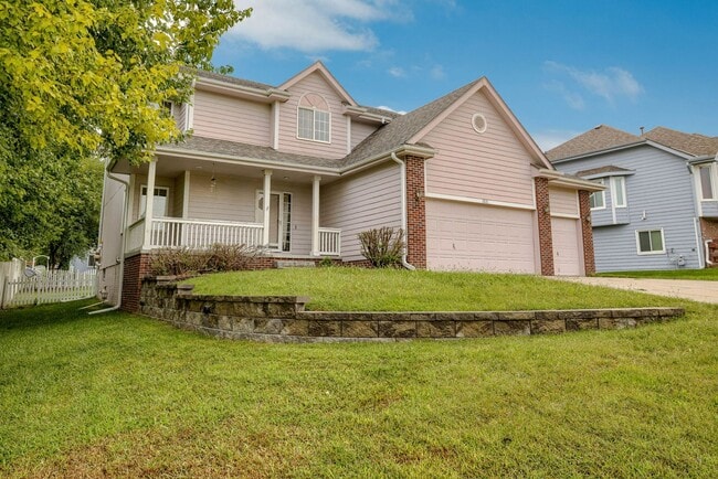 Building Photo - Great Location & Tons of Space!!