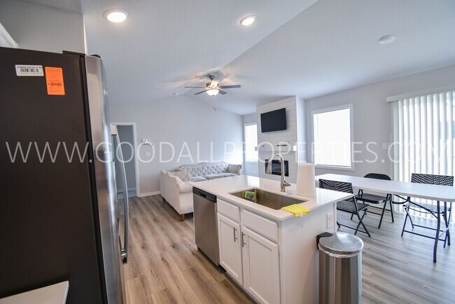 Foto del edificio - MOVE IN SPECIAL $500 off first months rent...
