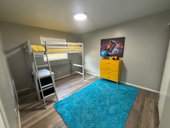 Building Photo - Colonial Park