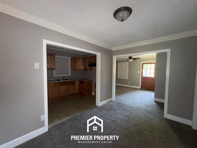 Foto del edificio - Charming 2BR/1BA Highland Heights Cove | Formal Dining Area & Huge Backyard