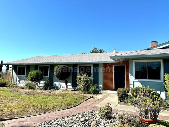 Foto del edificio - Beautiful 5 Bed, 2 Bath, 2,066 Sqft Pleasa...