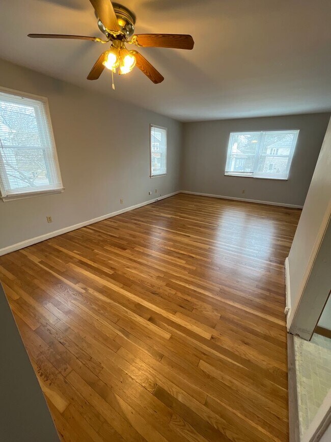 Building Photo - 943-945 Sheridan
