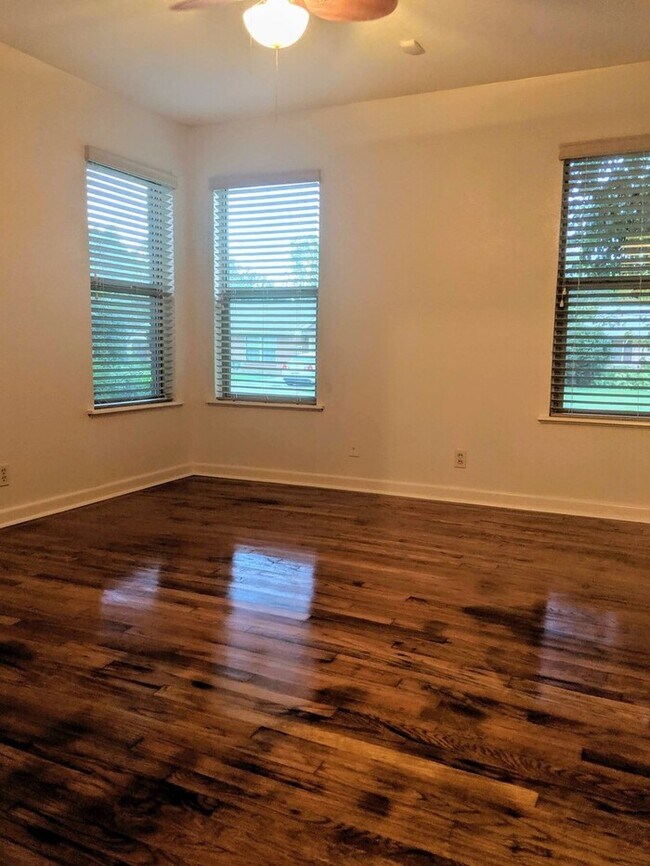 Foto del edificio - First Time on Rental Market! 3-1.5 with Ga...