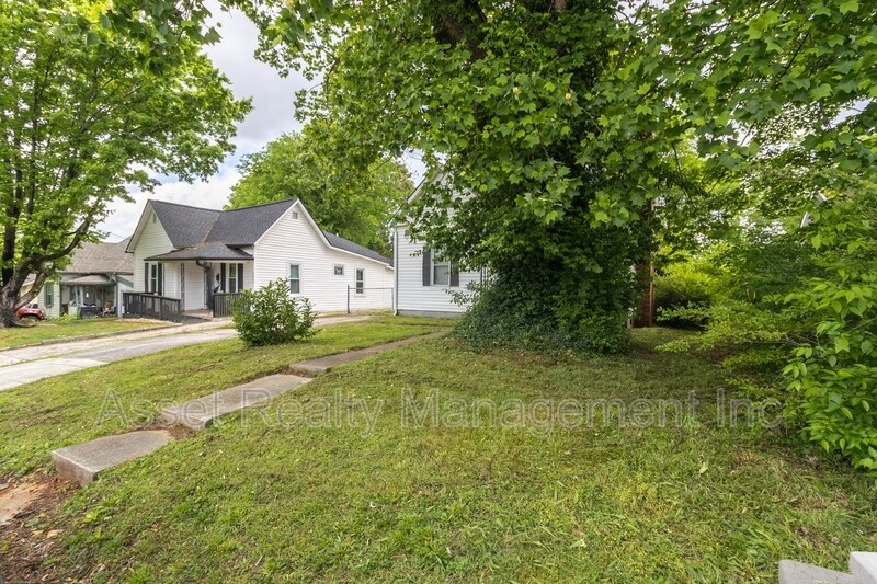 Foto principal - 2638 Barton St