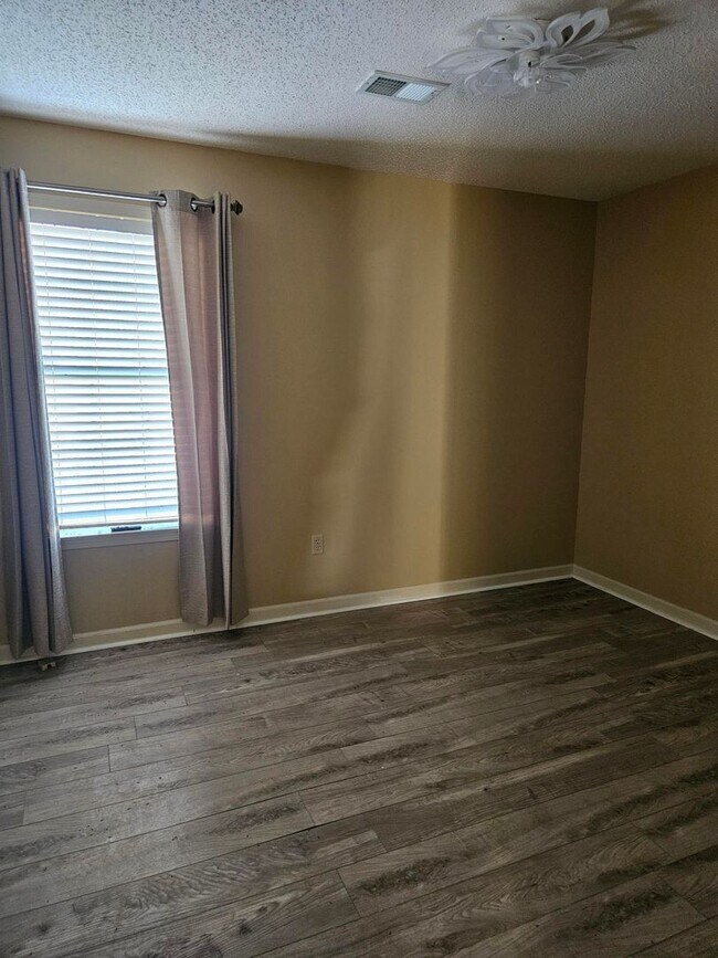 Foto del edificio - Available Now!