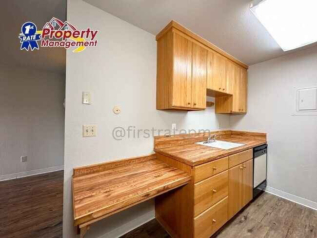 Foto del edificio - 1681 N Laurel St