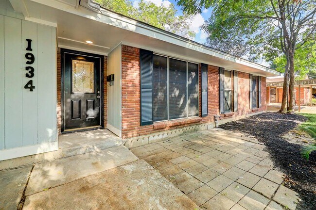 Building Photo - 1934 Woodvine Dr