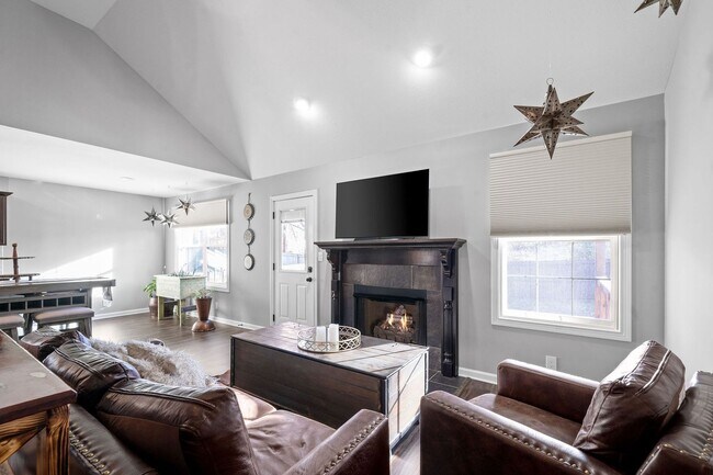 Foto del edificio - Country feel in the City.  Sharp 3 bed 2 bath.  Close to Fort Campbell.