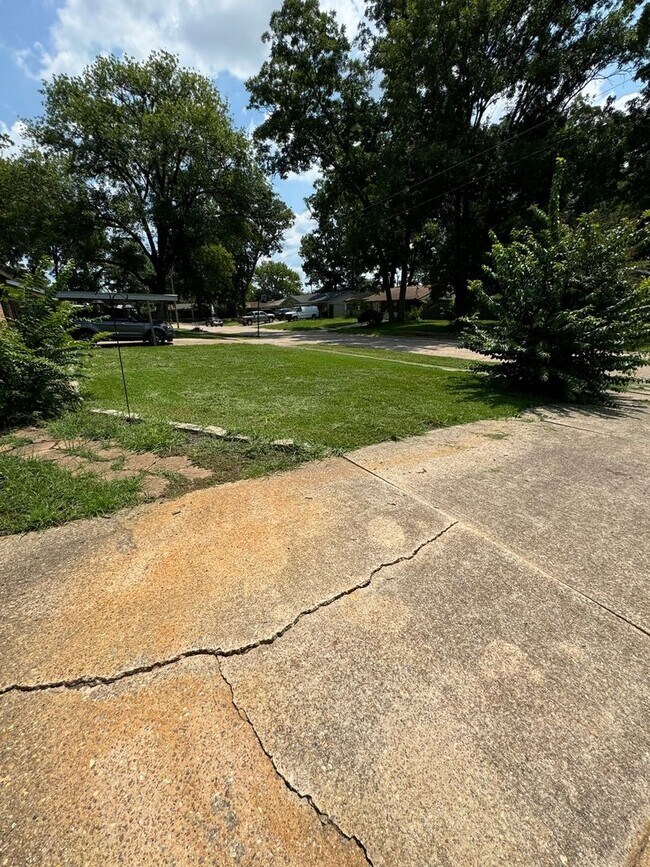 Foto del edificio - 3301 Thunderbird Ln