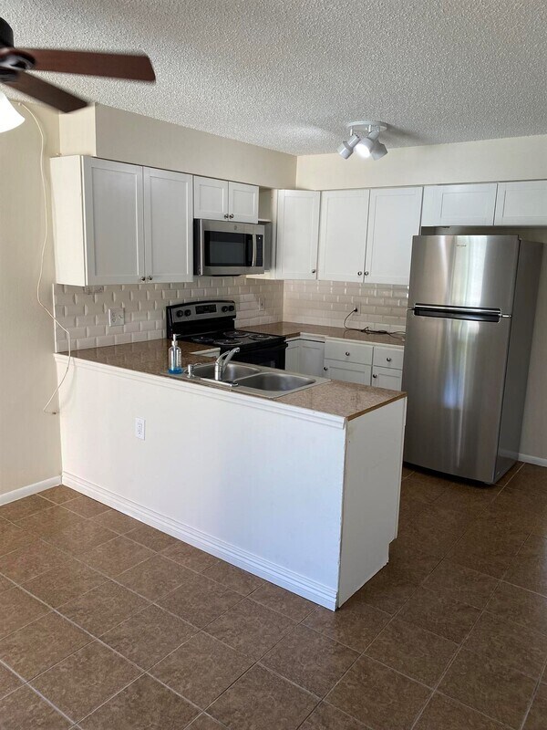 Foto del edificio - 7624-7628 Carrier Rd