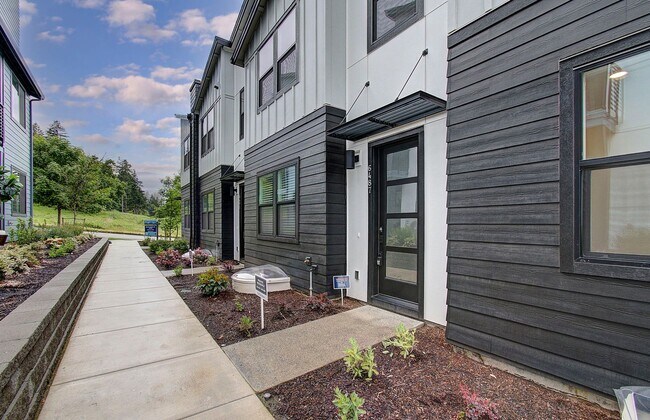 Building Photo - Luxury Upgraded Executive Townhome | 4 Bed | 3 Bath in Prime Camas School District
