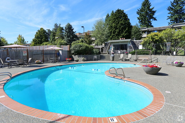 Piscina con cabaña y barbacoa al aire libre - Le Chateau Apartments