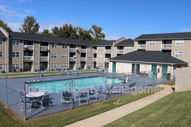 Building Photo - 305 M Country Club Drive NE