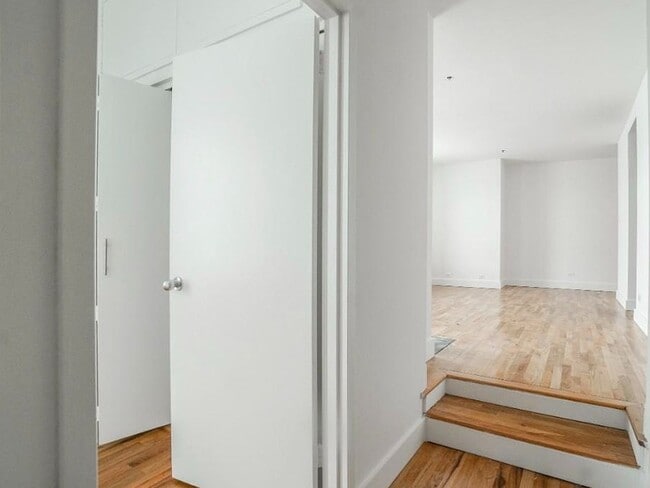 Building Photo - 90 Horatio St