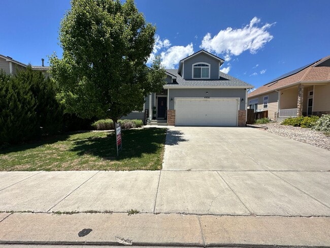 Building Photo - Stunning 4-bedroom 4-bathroom Home Close t...