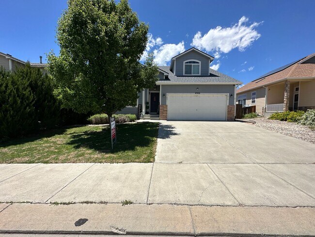 Foto del edificio - Stunning 4-bedroom 4-bathroom Home Close to Fort Carson, Schriever AFB, and Peterson SFB!!!